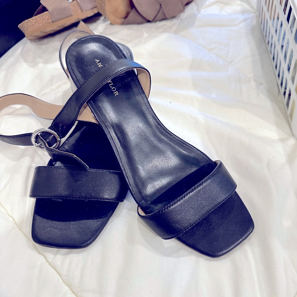 Ann Taylor black sandals leather